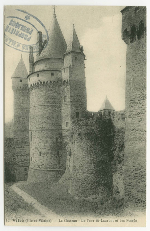 Carte postale ancienne 10. Vitré (I.etV.) - Le château - La tour St Laurent et les fossés.