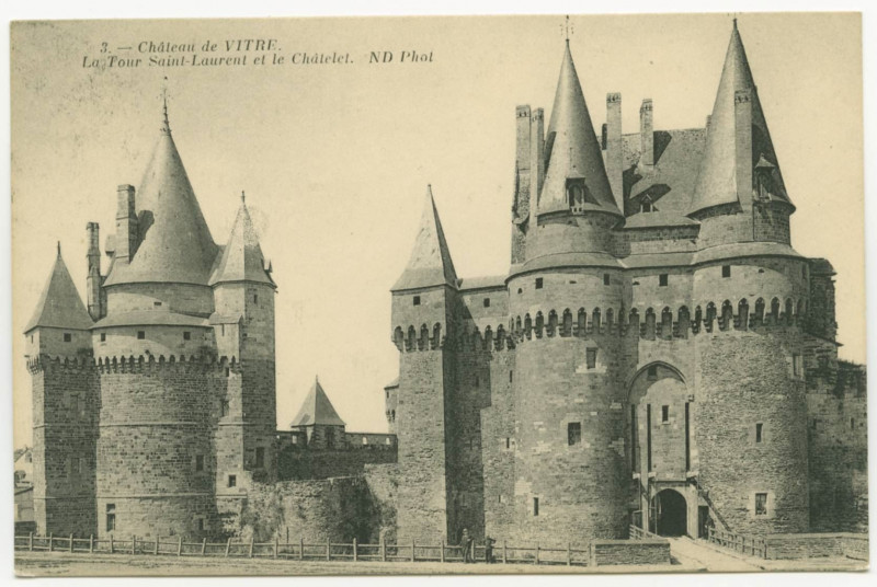 Carte postale ancienne 3.- Chateau de Vitré (I.etV.) - La tour St Laurent et le châtelet. Nd Photo.