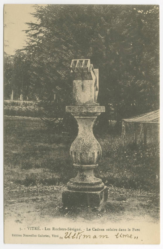 Carte postale ancienne 3. Vitré.- Les Rochers-Sévigné - Le cadran solaire dans le parc