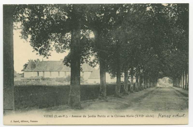 Carte postale ancienne Vitré (I.et V.).- Avenue du jardin public et le château Marie (XVII°siècle)