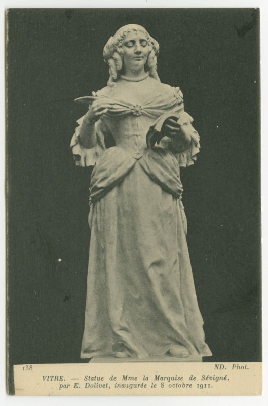 Carte postale ancienne 138 - Vitré.- Statue de Mme la Marquise de Sévigné, par E. Dolivet. inaugurée à Vitré le 8 octobre 1911. N.D. Photo