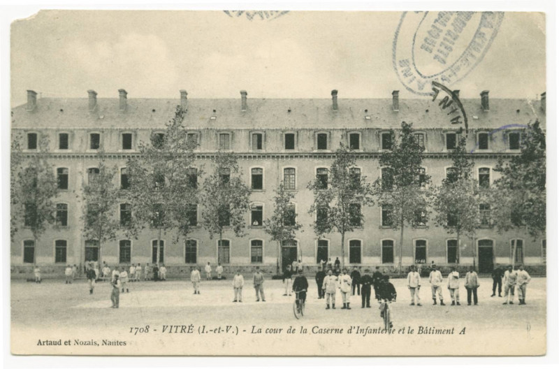 Carte postale ancienne 1708 - Vitré (I.etV.) - La cour de la caserne d'Infanterie et le bâtiment A.