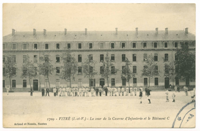 Carte postale ancienne 1708 - Vitré (I.etV.) - La cour de la caserne d'Infanterie et le bâtiment C.