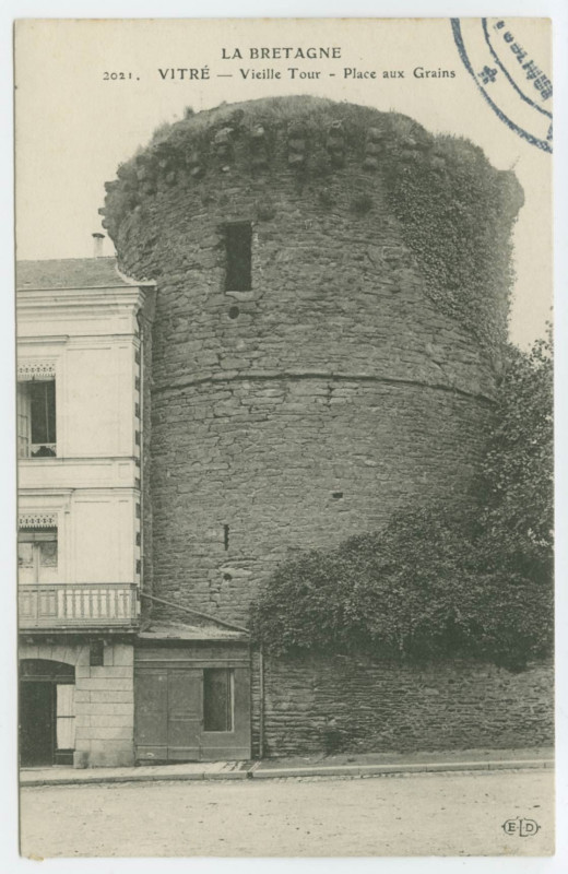 Carte postale ancienne 2021. Vitré -Vielle tour - Place aux grains.