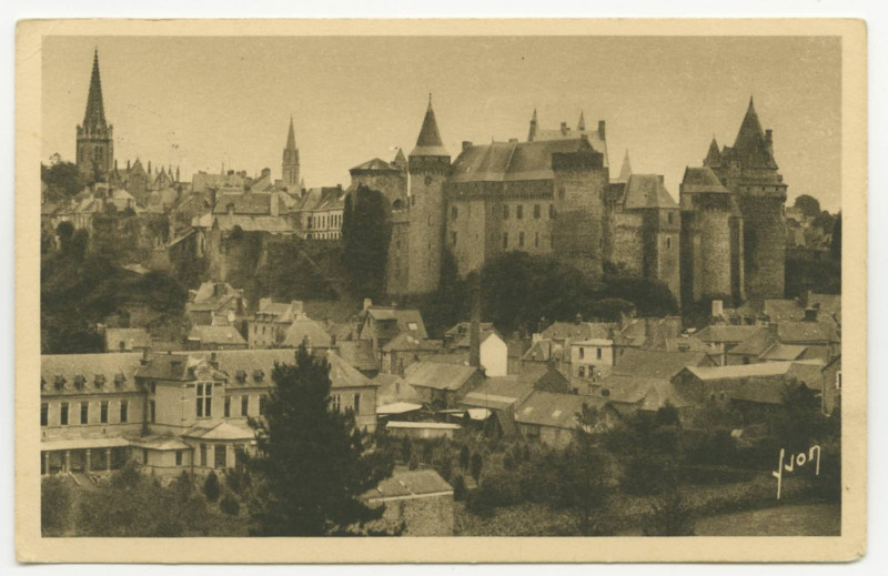 Carte postale ancienne 5  Vitré (Ille-et-Vilaine).- Vue d'ensemble du château. Un des plus beaux spécimens bretons de l'architecture militaire du moyen-âge.