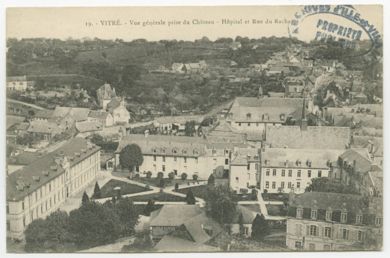 Carte postale ancienne Vitré.- Vue Generale prise du château -  Hôpital et Rue du château.