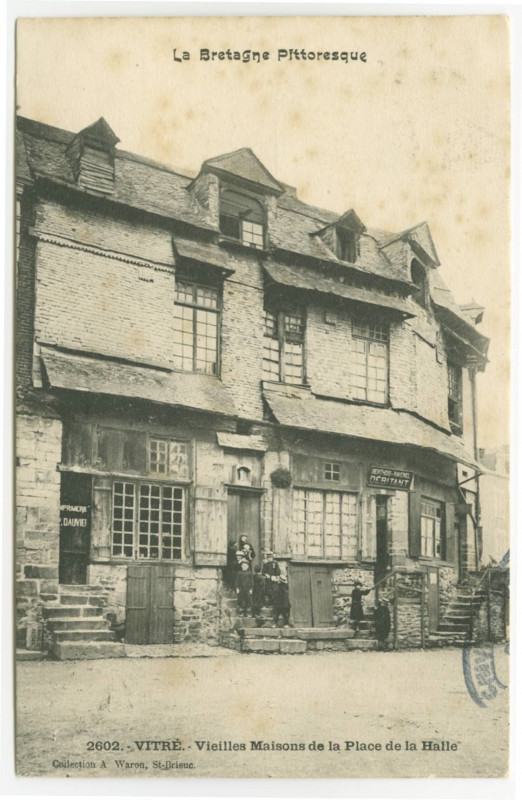 Carte postale ancienne 2602.- Vitré -  Vieilles maisons de la Place de la Halle.