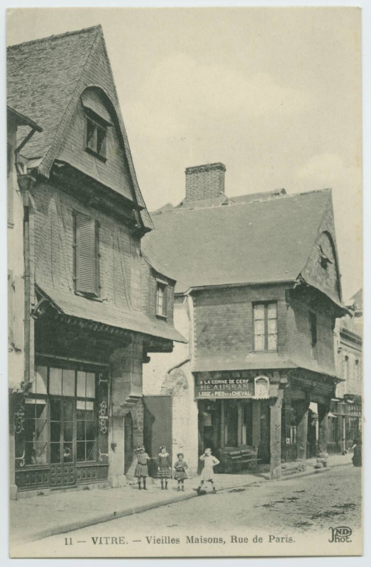 Carte postale ancienne 11. Vitré.-Vieilles maisons, Rue de Paris.