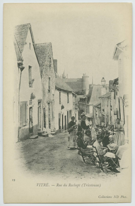 Carte postale ancienne 19. - Vitré -Rue du Rachapt (tricoteuses).