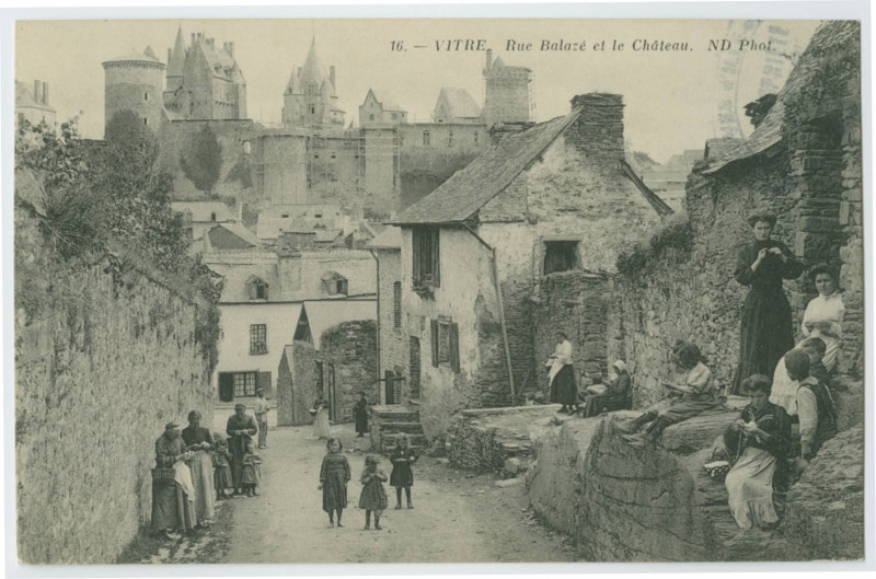 Carte postale ancienne 16.- Vitré  - Rue Balazé et le château. Nd Photo.
