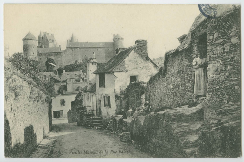 Carte postale ancienne Vitré  - Vieilles maisons de la Rue Balazé.