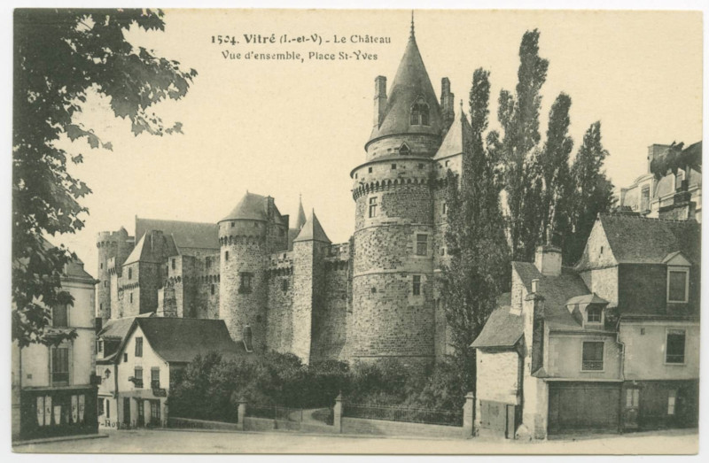 Carte postale ancienne 1504.Vitre (I.-et-V) - Le Château - Vue d'ensemble, PLace St-Yves.