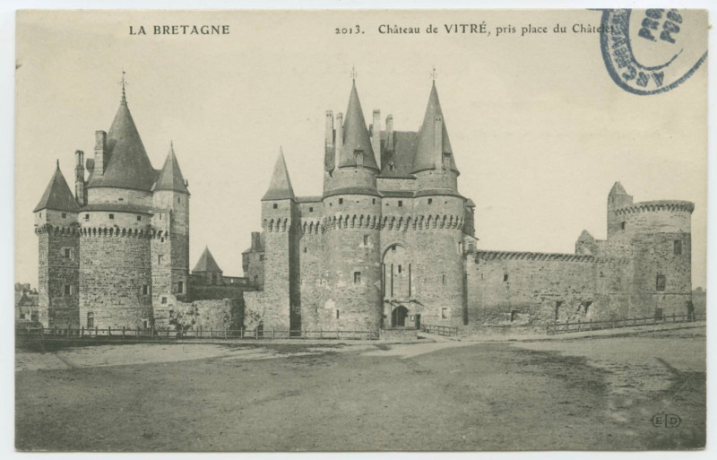 Carte postale ancienne La Bretagne - 2013. Château de Vitre , pris place du Château.