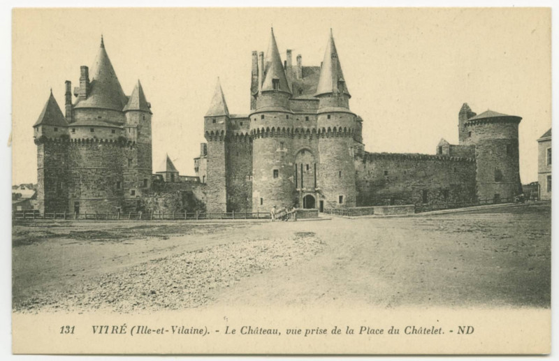 Carte postale ancienne 131 - Vitre (Ille-et-Vilaine). Le Château, vue prise de la Place du Châtelet.