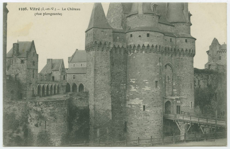 Carte postale ancienne 1598 - Vitre (I-et-V-). Le Château. (Vue plongeante)