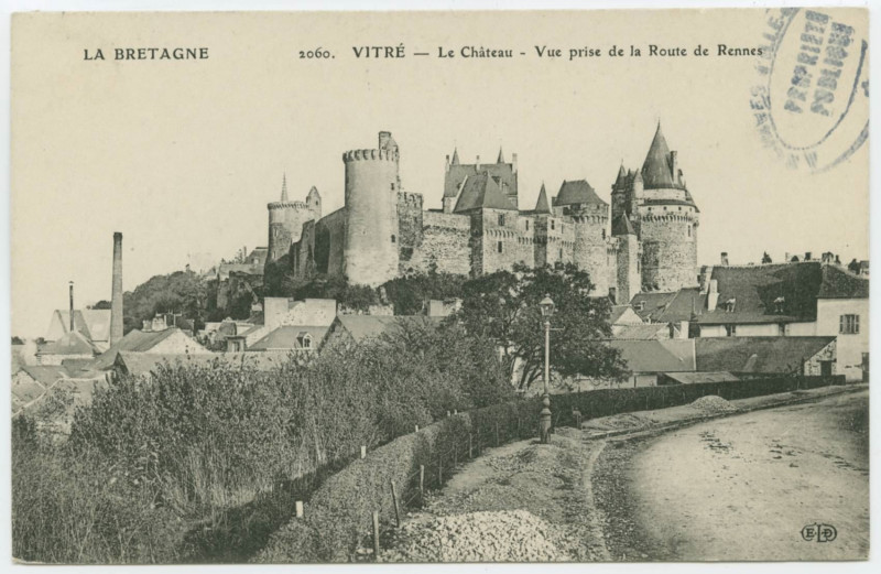 Carte postale ancienne La Bretagne.2060. Vitre-178 -Le Château - Vu prise de la Route de Rennes.