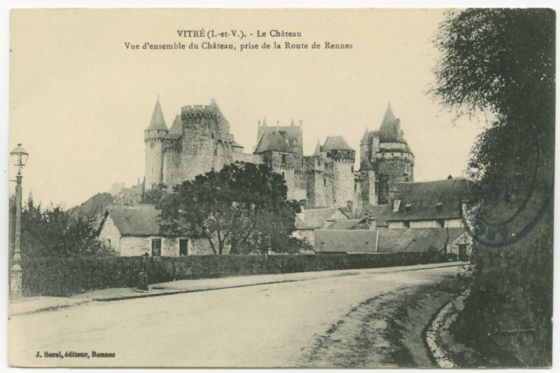 Carte postale ancienne Vitre (I.-et-V.). -Le Château -Vue d'ensemble du Château, prise de la route de Rennes.