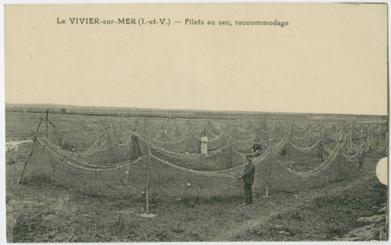Carte postale ancienne Le Vivier-Sur-Mer (I.-et-V.). - Filets au sec, raccommodage.