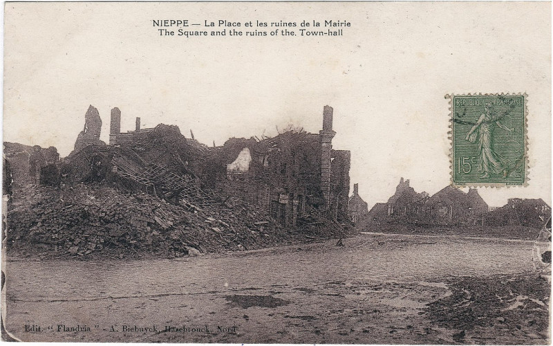 Carte postale ancienne Nieppe — La Place et les ruines de la Mairie - The Square and the ruins of the Town-hall à Nieppe