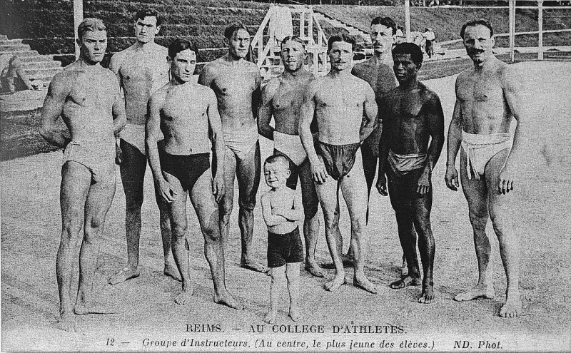 Carte postale ancienne InStructeurs Collège athlètes 05065