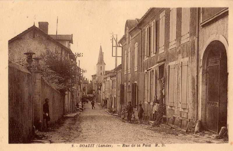Carte postale ancienne Doazit (Landes) - rue de la Paix 2