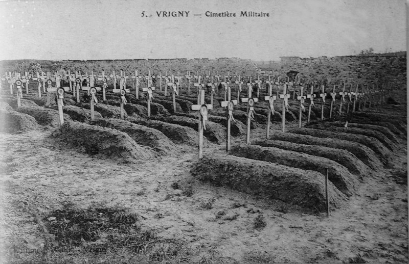 Carte postale ancienne Vrigny cimetière provisoire 5297