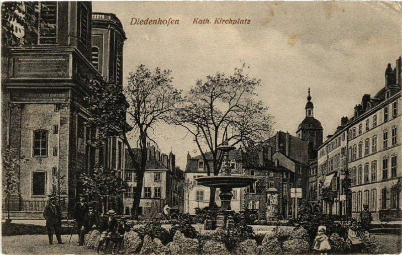 Carte postale ancienne Diedenhofen - Kath. Kirchplatz
