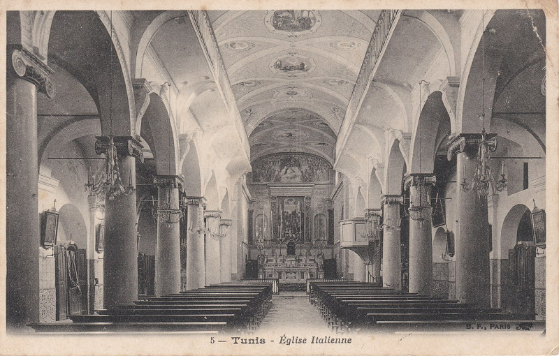 Carte postale ancienne Eglise italienne Saint-Croix dans la Médina de Tunis