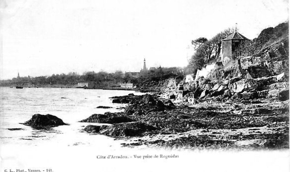 Carte postale ancienne La côte d'Arradon vue de Roguédas 1910