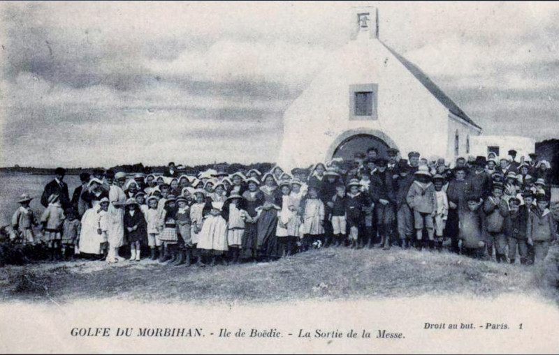 Carte postale ancienne Sortie messe Boëdic