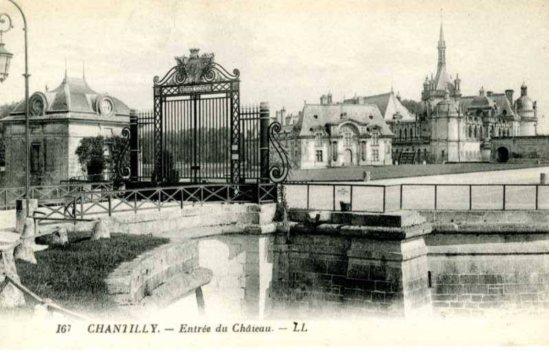 Carte postale ancienne 167, Chantilly, Entree du Chateau (NBY 1306)