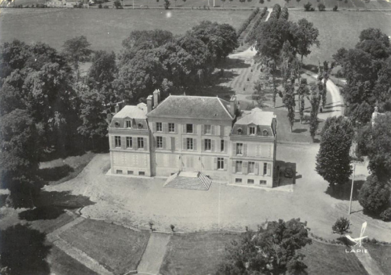 Carte postale ancienne Cp château de la Source du Rollin. Vue aérienne