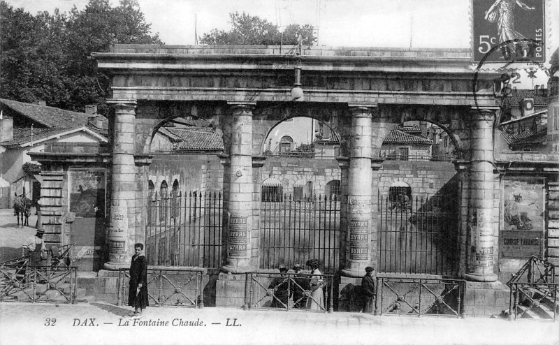 Carte postale ancienne Dax (Landes) - Fontaine chaude 34