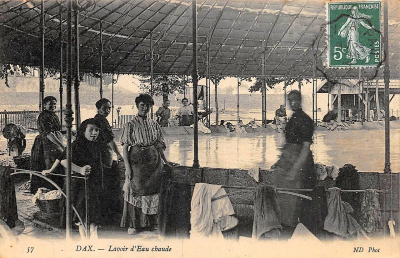 Carte postale ancienne Dax (Landes) - Lavoir à l'eau chaude de Saint-Pierre 4