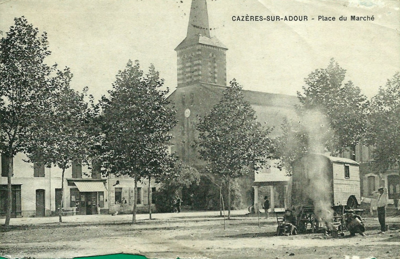 Carte postale ancienne Cazerès (Landes) - Place du marché