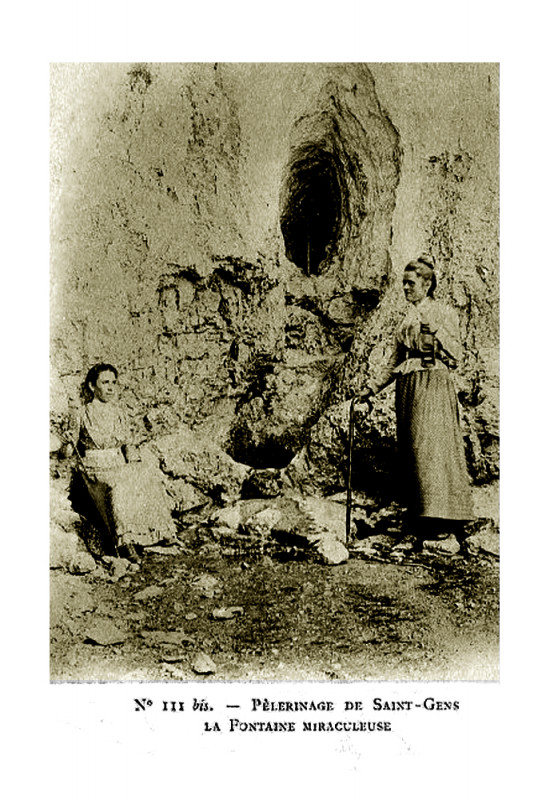 Carte postale ancienne Le Beaucet Fontaine mraculeuse de Saint-Gens