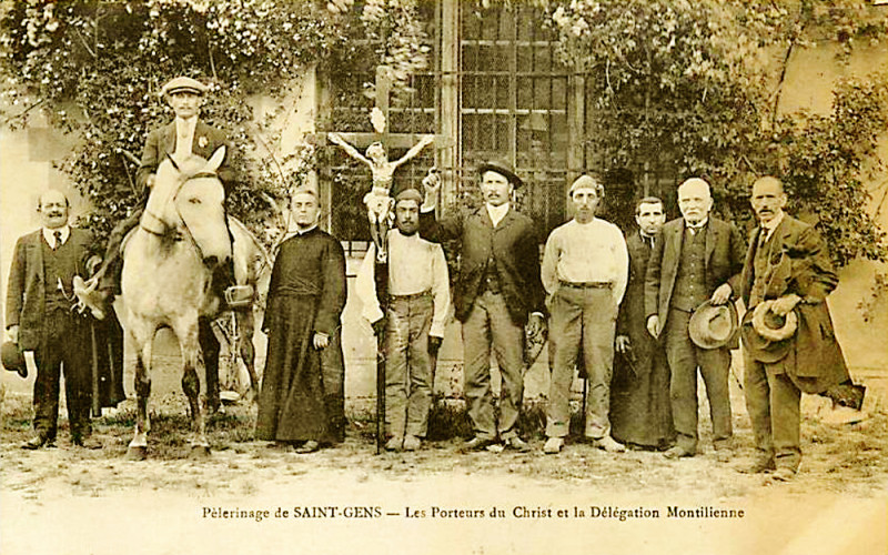 Carte postale ancienne Le Beaucet Porteurs de la croix lors du pélerinage de Saint-Gens