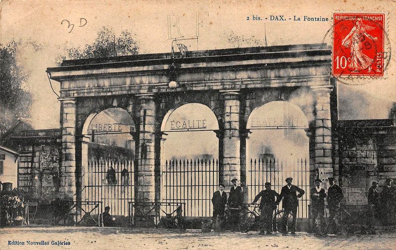 Carte postale ancienne Dax (Landes) - Fontaine chaude 33