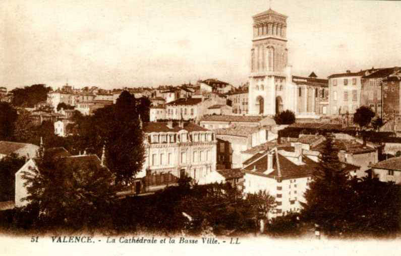 Carte postale ancienne 51 Valence, La Cathedrale et la Basse Ville (The Cathedral and the Lower Town) (NBY 6500)