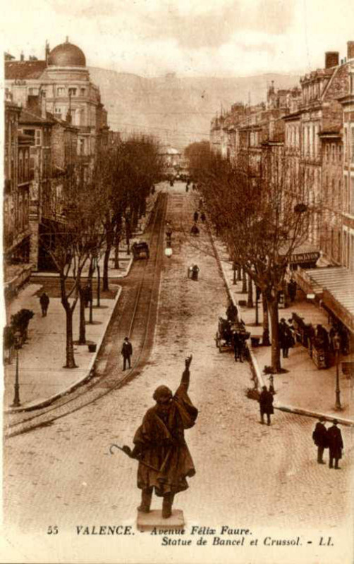 Carte postale ancienne 55, Valence, Avenue Felix Faure, Statue of Bancel and Crussol (NBY 415)