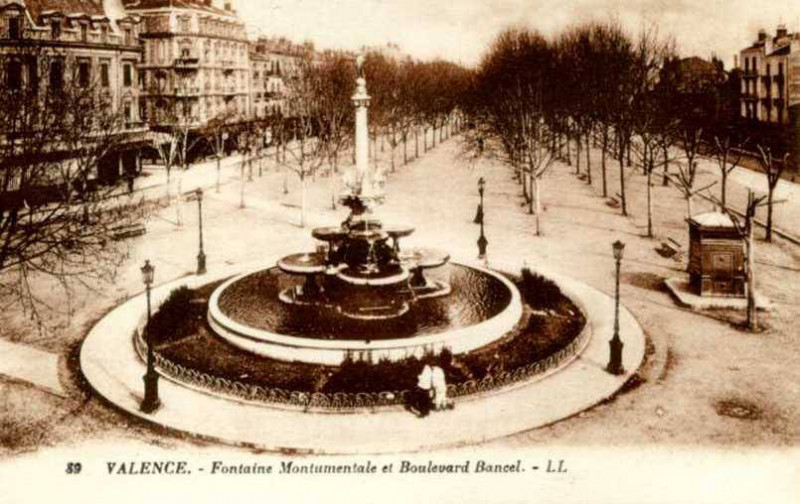 Carte postale ancienne 89, Valence, Fontaine Montumentale et Boulevard Bancel (NBY 4186)