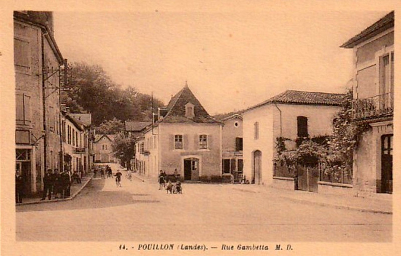 Carte postale ancienne Pouillon (Landes) - rue Gambetta