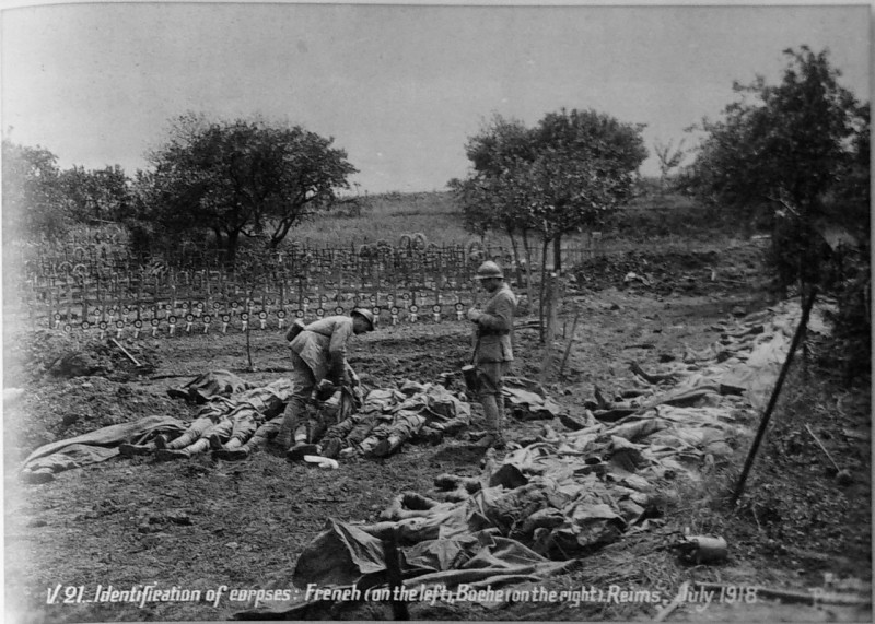 Carte postale ancienne ReimS juillet 1918 indetification et cimetière provisoire 5297