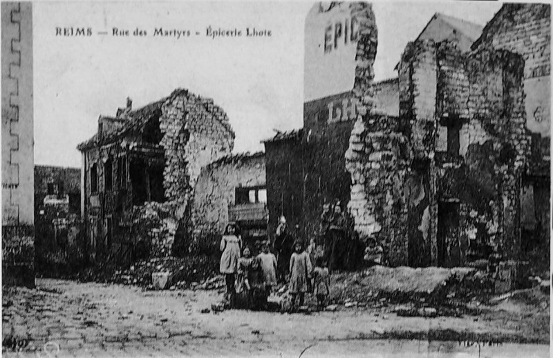 Carte postale ancienne Rue martyrs reims 1GM 05087