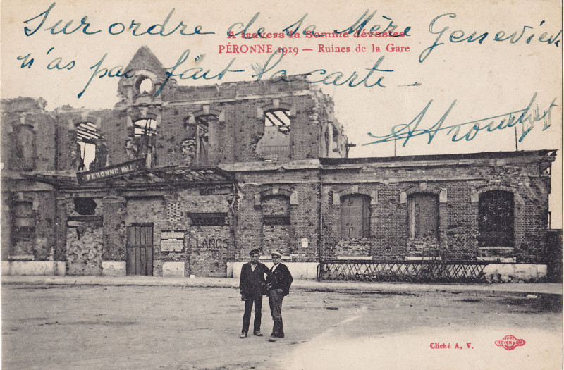 Carte postale ancienne Royer Av - A travers la Somme dévastée - Peronne 1919 - Ruines de la Gare
