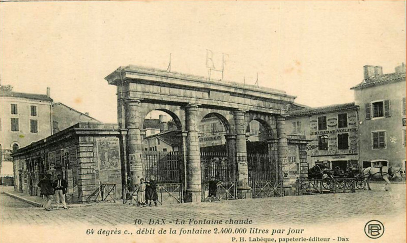 Carte postale ancienne Dax (Landes) - Fontaine chaude 44