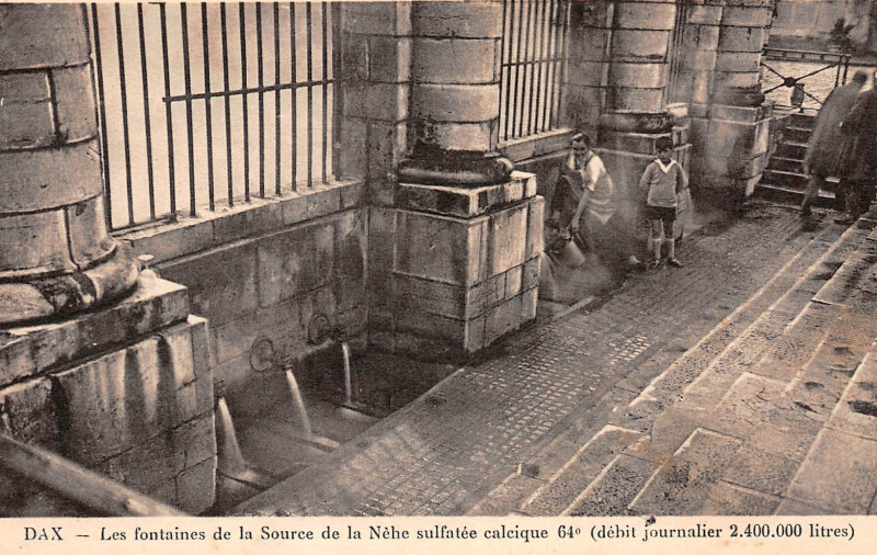 Carte postale ancienne Dax (Landes) - Fontaine chaude 50