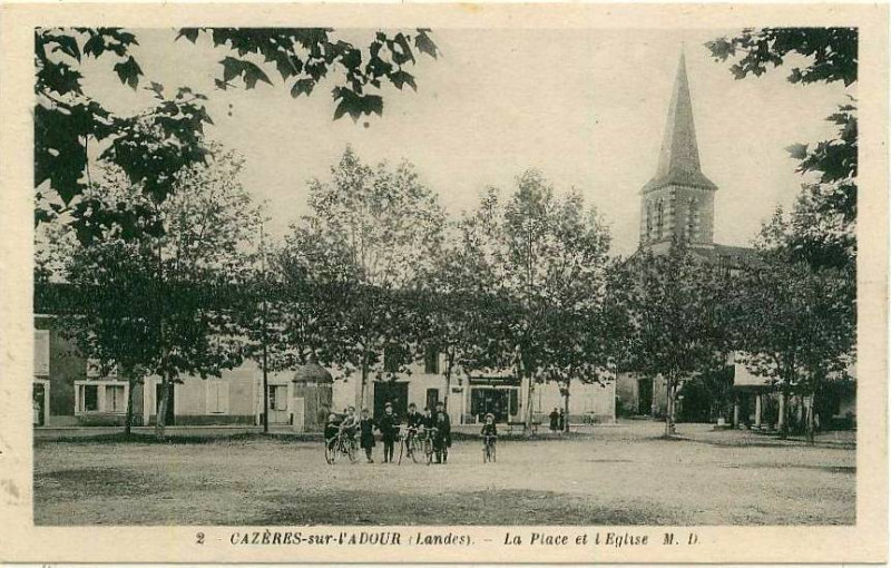 Carte postale ancienne Cazerès (Landes) - Place et église