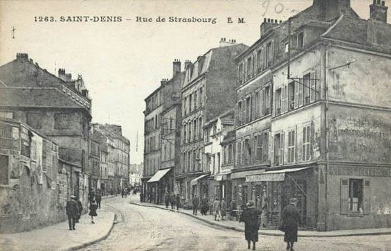 Carte postale ancienne Saint-Denis.Rue de Strasbourg