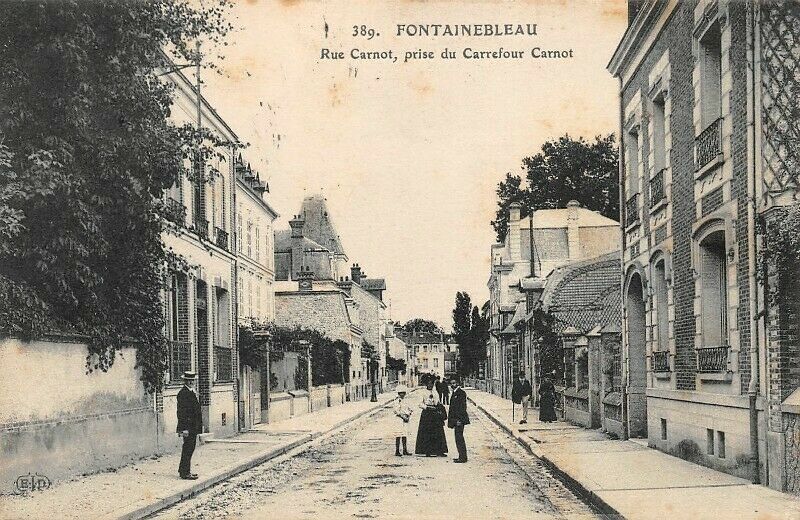 Carte postale ancienne 389. Fontainebleau Rue Carnot, prise du Carrefour Carnot à Fontainebleau
